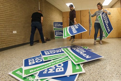 MIKE DEAL / WINNIPEG FREE PRESS
Kelly McCrae, campaign manager, and Jonathan Hildebrand (left) and Tricia Chestnut (right), campaign volunteers, tear down the office for Brian Bowman's mayoral campaign the morning after the election.
181025 - Thursday, October 25, 2018.