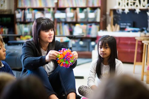 MIKAELA MACKENZIE / WINNIPEG FREE PRESS
Sue Macfarlane Penner leads a group of grade 1-3 students in mindfulness activities at Sargent Park School in Winnipeg on Thursday, Oct. 25, 2018. 
Winnipeg Free Press 2018.