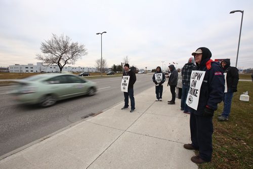 MIKE DEAL / WINNIPEG FREE PRESS
Around twelve to fifteen CUPW employees of Canada Post at the picket line along Wellington Avenue Monday morning taking part in the rotating strikes that have moved to the prairies. 
181029 - Monday, October 29, 2018.