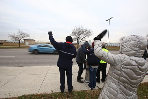 MIKE DEAL / WINNIPEG FREE PRESS
Around twelve to fifteen CUPW employees of Canada Post at the picket line along Wellington Avenue Monday morning taking part in the rotating strikes that have moved to the prairies. 
181029 - Monday, October 29, 2018.