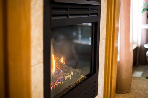 MIKAELA MACKENZIE / WINNIPEG FREE PRESS
The fireplace at 27 Bridgeway Crescent in Royalwood in Winnipeg on Tuesday, Oct. 30, 2018. 
Winnipeg Free Press 2018.