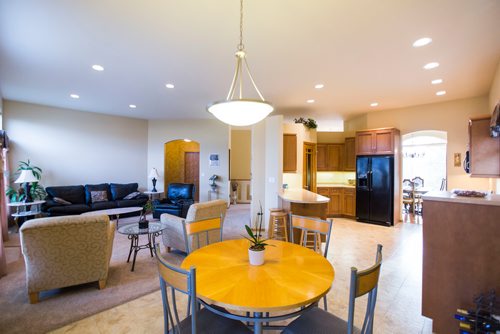 MIKAELA MACKENZIE / WINNIPEG FREE PRESS
The open concept kitchen, living room, and breakfast nook at 27 Bridgeway Crescent in Royalwood in Winnipeg on Tuesday, Oct. 30, 2018. 
Winnipeg Free Press 2018.