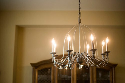 MIKAELA MACKENZIE / WINNIPEG FREE PRESS
The chandelier in the dining room at 27 Bridgeway Crescent in Royalwood in Winnipeg on Tuesday, Oct. 30, 2018. 
Winnipeg Free Press 2018.