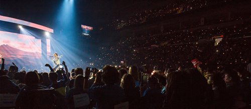 MIKE DEAL / WINNIPEG FREE PRESS
Auli'i Carvalho, singer and actress performs to around 16,000 kids from across Manitoba attend WE Day at Bell MTS Place where they were celebrating young people committed to making a difference.
181030 - Tuesday, October 30, 2018.