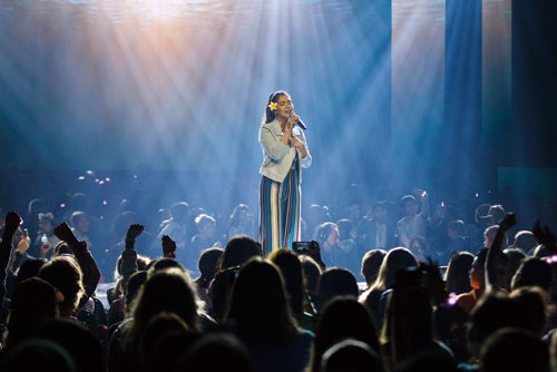 MIKE DEAL / WINNIPEG FREE PRESS
Auli'i Carvalho, singer and actress performs to around 16,000 kids from across Manitoba attend WE Day at Bell MTS Place where they were celebrating young people committed to making a difference.
181030 - Tuesday, October 30, 2018.