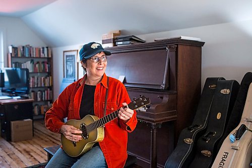 MIKAELA MACKENZIE / WINNIPEG FREE PRESS
Christine Fellows poses for portraits at her house in Winnipeg on Tuesday, Oct. 30, 2018. 
Winnipeg Free Press 2018.