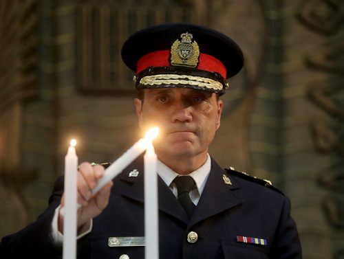 TREVOR HAGAN / WINNIPEG FREE PRESS
Police Chief Danny Smyth lights one of 11 candles in memory of the victims of the 11 people murdered at the Tree of Life Synagogue in Pittsburgh on Saturday during a vigil at the Shaarey Zedek Synagogue, Tuesday, October 30, 2018.
