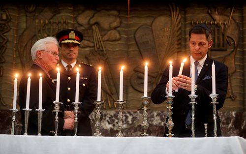 TREVOR HAGAN / WINNIPEG FREE PRESS
Mayor Brian Bowman lights one of 11 candles in memory of the victims of the 11 people murdered at the Tree of Life Synagogue in Pittsburgh on Saturday during a vigil at the Shaarey Zedek Synagogue, Tuesday, October 30, 2018.