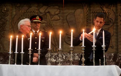 TREVOR HAGAN / WINNIPEG FREE PRESS
Mayor Brian Bowman lights one of 11 candles in memory of the victims of the 11 people murdered at the Tree of Life Synagogue in Pittsburgh on Saturday during a vigil at the Shaarey Zedek Synagogue, Tuesday, October 30, 2018.
