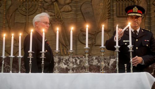 TREVOR HAGAN / WINNIPEG FREE PRESS
Police Chief Danny Smyth lights one of 11 candles in memory of the victims of the 11 people murdered at the Tree of Life Synagogue in Pittsburgh on Saturday during a vigil at the Shaarey Zedek Synagogue, Tuesday, October 30, 2018.