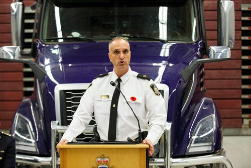 MIKE DEAL / WINNIPEG FREE PRESS
Winnipeg police Inspector Max Waddell speaks at the MPI depot on Plessis Rd Thursday morning during an announcement that a major Inter-Provincial Illicit Drug Network was dismantled during Project Riverbank.   
181101 - Thursday, November 01, 2018.