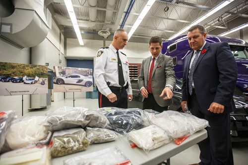 MIKE DEAL / WINNIPEG FREE PRESS
Winnipeg police Inspector Max Waddell talks to Winnipeg Mayor Brian Bowman and Cliff Cullen Minister of Justice and Attorney General at the MPI depot on Plessis Rd Thursday morning during an announcement that a major Inter-Provincial Illicit Drug Network was dismantled during Project Riverbank.   
181101 - Thursday, November 01, 2018.