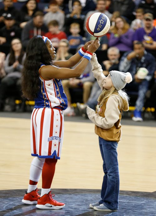 JOHN WOODS / WINNIPEG FREE PRESS
TNT of the Harlem Globetrotters performs with Abigail Kiskan in Winnipeg Sunday, November 4, 2018.