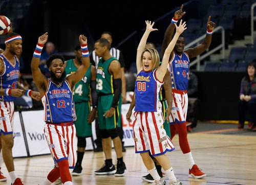 JOHN WOODS / WINNIPEG FREE PRESS
TV personality Nicole Dubé celebrates her two pointer with Ant of the Harlem Globetrotters in Winnipeg Sunday, November 4, 2018.