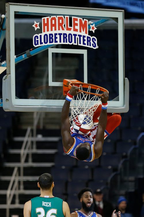 JOHN WOODS / WINNIPEG FREE PRESS
Money of the Harlem Globetrotters dunks during their show in Winnipeg Sunday, November 4, 2018.