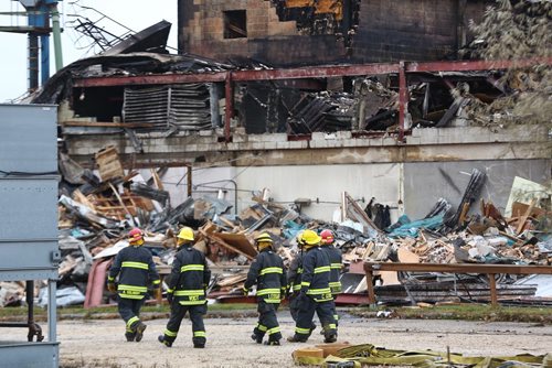 MIKE DEAL / WINNIPEG FREE PRESS
WFPS crews inspect the site of the industrial fire on Dawson Road at the oilseed processing plant that started on Monday afternoon. 
181106 - Tuesday, November 6, 2018