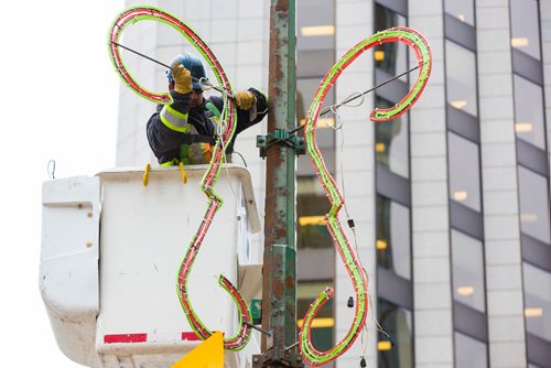 MIKE DEAL / WINNIPEG FREE PRESS
City crews were out at Portage and Main installing the holiday lights Tuesday morning.
181106 - Tuesday, November 06, 2018.