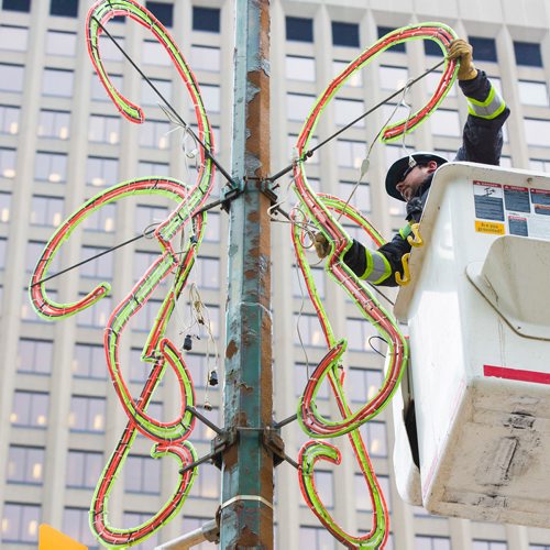 MIKE DEAL / WINNIPEG FREE PRESS
City crews were out at Portage and Main installing the holiday lights Tuesday morning.
181106 - Tuesday, November 06, 2018.