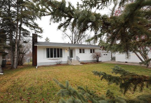 RUTH BONNEVILLE / WINNIPEG FREE PRESS

HOMES - 780 Pepperloaf Cres.

Description: Upgraded bungalow with hardwood floors and attached garage on large lot at 780 Pepperloaf Cres. in Charleswood. Realtor is Lynda Mackie,

Nov 6th  , 2018