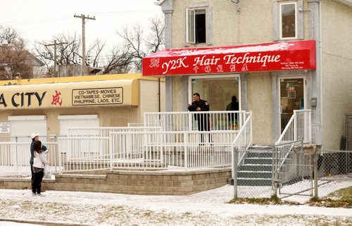 RUTH BONNEVILLE / WINNIPEG FREE PRESS

A police officers is outside Y2K Hair Technique at 552 Young St.  after police were called to the scene on Tuesday. 


Nov 7th , 2018