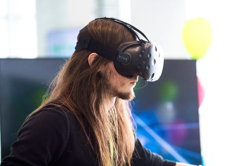 MIKAELA MACKENZIE / WINNIPEG FREE PRESS
Mitchell Friesen plays a VR game at the new 24/7 Intouch campus at Polo Park in Winnipeg on Thursday, Nov. 8, 2018. 
Winnipeg Free Press 2018.