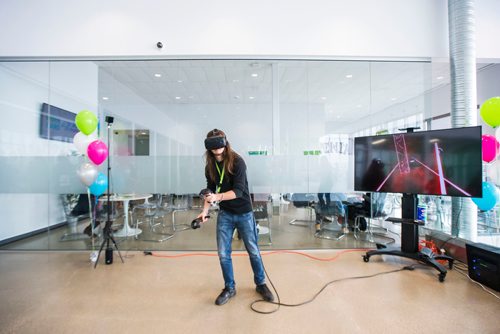 MIKAELA MACKENZIE / WINNIPEG FREE PRESS
Mitchell Friesen plays a VR game at the new 24/7 Intouch campus at Polo Park in Winnipeg on Thursday, Nov. 8, 2018. 
Winnipeg Free Press 2018.