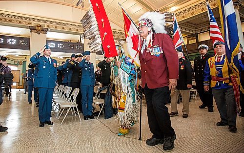 MIKE DEAL / WINNIPEG FREE PRESS
Joe Meconse (in headdress) leads the group of Aboriginal veterans in the Colour Party during the Grand Entry of the Aboriginal Veteran's Day service at the Neeginan Centre Rotunda Thursday morning.
181108 - Thursday, November 08, 2018.