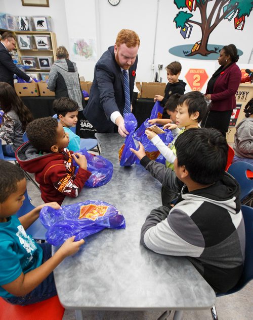 MIKE DEAL / WINNIPEG FREE PRESS
Chris Broughton, Chair of the WSD Board of Trustees hands out individually bagged packages of easy to-prepare breakfast foods to Mulvey School students during the launch of the Breakfast2Go program Thursday afternoon. 
181108 - Thursday, November 08, 2018.