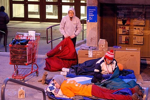 BORIS MINKEVICH / WINNIPEG FREE PRESS 090315 U of M business students try to live outside to bring awareness to homeless people. They set up camp outside of University Centre on campus.