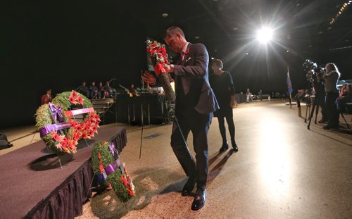 TREVOR HAGAN / WINNIPEG FREE PRESS
Mayor Brian Bowman lays a wreath during the Remembrance Day service at the Convention Centre, Sunday, November 11, 2018.