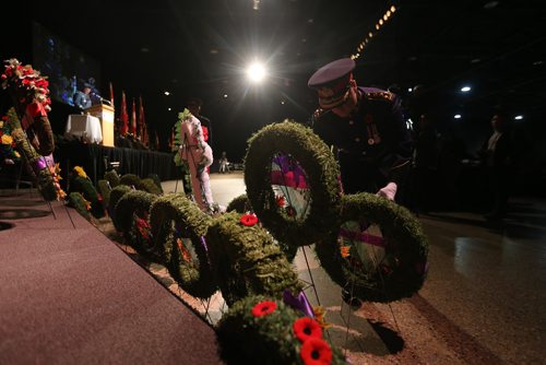 TREVOR HAGAN / WINNIPEG FREE PRESS
Police Chief Danny Smyth lays a wreath during the Remembrance Day service at the Convention Centre, Sunday, November 11, 2018.