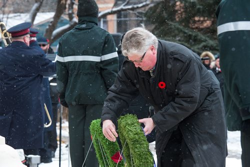Mike Sudoma / Winnipeg Free Press
Manitoba MLA Scott Johnson laying the Government of Manitoba wreath during Sunday morning's Remembrance Day Service in Bruce Park. November 11, 2018