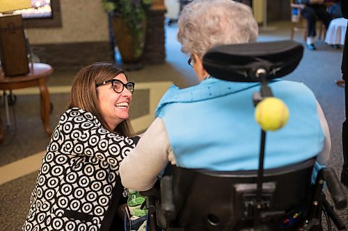 MIKAELA MACKENZIE / WINNIPEG FREE PRESS
Filomena Tassi, Minister of Seniors, talks with Audrey Wilson while visiting the Seine River Retirement Residence in Winnipeg on Monday, Nov. 12, 2018. Tassi is touring organizations that are encouraging seniors in their community to remain active and healthy as they age.
Winnipeg Free Press 2018.