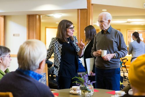 MIKAELA MACKENZIE / WINNIPEG FREE PRESS
Filomena Tassi, Minister of Seniors, talks with Ed Wilson while visiting the Seine River Retirement Residence in Winnipeg on Monday, Nov. 12, 2018. Tassi is touring organizations that are encouraging seniors in their community to remain active and healthy as they age.
Winnipeg Free Press 2018.