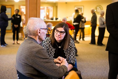 MIKAELA MACKENZIE / WINNIPEG FREE PRESS
Filomena Tassi, Minister of Seniors, talks with residents while visiting the Seine River Retirement Residence in Winnipeg on Monday, Nov. 12, 2018. Tassi is touring organizations that are encouraging seniors in their community to remain active and healthy as they age.
Winnipeg Free Press 2018.