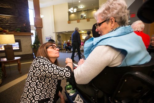 MIKAELA MACKENZIE / WINNIPEG FREE PRESS
Filomena Tassi, Minister of Seniors, talks with Audrey Wilson while visiting the Seine River Retirement Residence in Winnipeg on Monday, Nov. 12, 2018. Tassi is touring organizations that are encouraging seniors in their community to remain active and healthy as they age.
Winnipeg Free Press 2018.