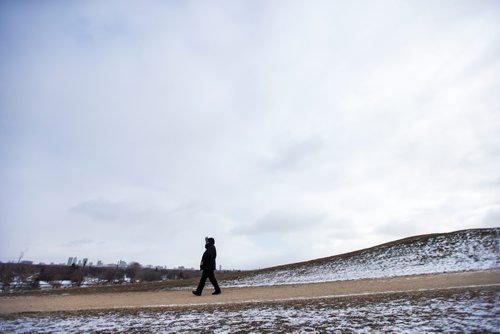 MIKAELA MACKENZIE / WINNIPEG FREE PRESS
Adrienne Bignell walks through Westview Park in the chilly weather in Winnipeg on Monday, Nov. 12, 2018. 
Winnipeg Free Press 2018.