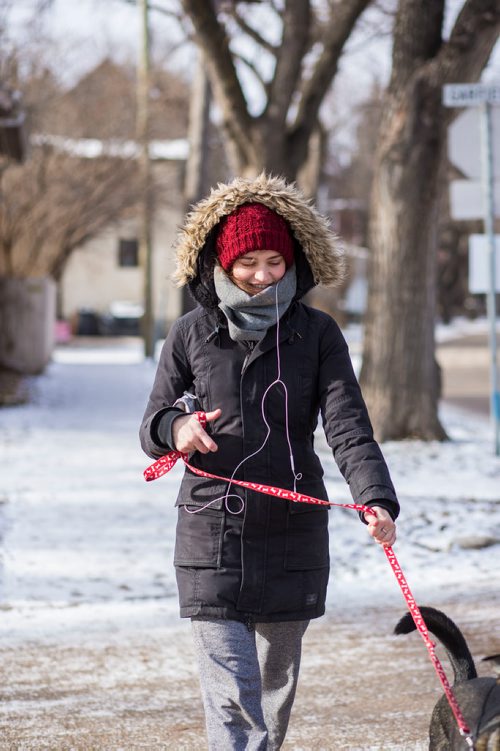 MIKAELA MACKENZIE / WINNIPEG FREE PRESS
Elena Howard-Scott walks her dog along Wolseley Avenue in Winnipeg on Monday, Nov. 12, 2018. 
Winnipeg Free Press 2018.