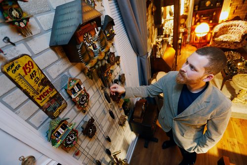 JOHN WOODS / WINNIPEG FREE PRESS
Murray Beilby is photographed winding the first clock of his collection Tuesday, November 12, 2018.