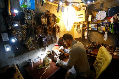 JOHN WOODS / WINNIPEG FREE PRESS
Murray Beilby is photographed with some of his clock collection Tuesday, November 12, 2018.