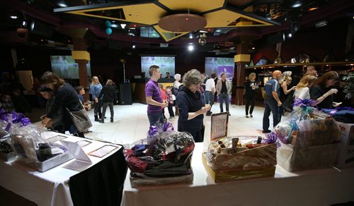 JASON HALSTEAD / WINNIPEG FREE PRESS

Attendees check out silent auction items at the ALS Society of Manitoba's Bud, Spud and Steak fundraising event at Canad Inns Polo Park on Sept. 28, 2018. (See Social Page)