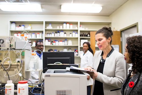 MIKAELA MACKENZIE / WINNIPEG FREE PRESS
Kirsty Duncan, Minister of Science and Sport, gets a tour of Trust Beta's grains lab after announcing national investments in the Canada Research Chairs Program at the University of Manitoba in Winnipeg on Wednesday, Nov. 14, 2018. 
Winnipeg Free Press 2018.