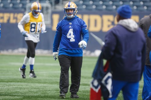 MIKE DEAL / WINNIPEG FREE PRESS
Winnipeg Blue Bombers' Adam Bighill (4) with taped up hand during practice at Investors Group Field Wednesday morning.
181114 - Wednesday, November 14, 2018.