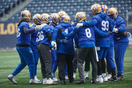 MIKE DEAL / WINNIPEG FREE PRESS
Winnipeg Blue Bombers' Adam Bighill (4) with taped up hand during practice at Investors Group Field Wednesday morning.
181114 - Wednesday, November 14, 2018.