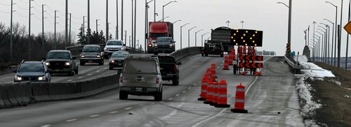 PHIL HOSSACK / WINNIPEG FREE PRESS - Westbound traffic over the South Perimeter Bridge across the Red River merges left as the right lane is closed Wednesday. See story. - November 14, 2018