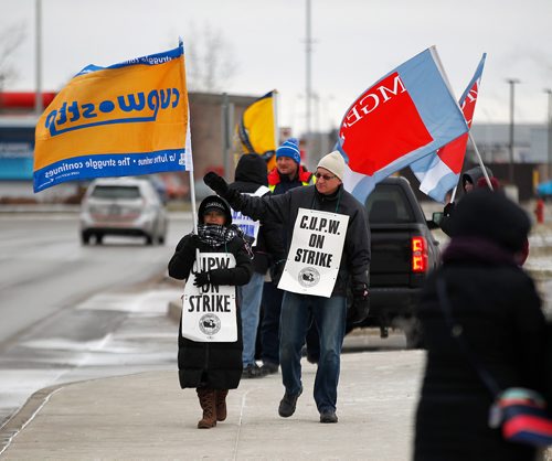 PHIL HOSSACK / WINNIPEG FREE PRESS - CUPE picketers walk the line Thursday in front of the Main postal depot on Wellington Ave near the airport. See story. - November 15, 2018