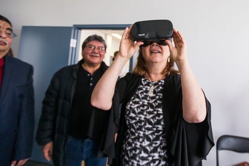 MIKAELA MACKENZIE / WINNIPEG FREE PRESS
Jane Philpott, Minister of Indigenous Services, tries out a virtual reality headset that shows what the cafeteria in one of the new schools will look like after making an education infrastructure investment announcement in Winnipeg on Friday, Nov. 16, 2018. 
Winnipeg Free Press 2018.