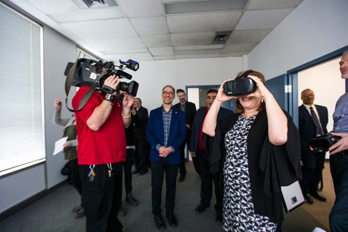 MIKAELA MACKENZIE / WINNIPEG FREE PRESS
Jane Philpott, Minister of Indigenous Services, tries out a virtual reality headset that shows what the cafeteria in one of the new schools will look like after making an education infrastructure investment announcement in Winnipeg on Friday, Nov. 16, 2018. 
Winnipeg Free Press 2018.