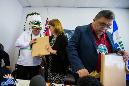 MIKAELA MACKENZIE / WINNIPEG FREE PRESS
Jane Philpott, Minister of Indigenous Services, presents Chief Gary Knott with a piece of artwork for the school as Chief Timothy Muskego opens his, after announcing investments in new and renovated schools in Northern communities in Winnipeg on Friday, Nov. 16, 2018. 
Winnipeg Free Press 2018.