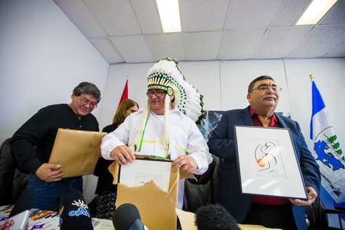 MIKAELA MACKENZIE / WINNIPEG FREE PRESS
Chief Gilbert Andrews, Chief Gary Knott, and Chief Timothy Muskego open pieces of artwork from the minister after an announcement about investments in new and renovated schools in Northern communities in Winnipeg on Friday, Nov. 16, 2018.
Winnipeg Free Press 2018.
